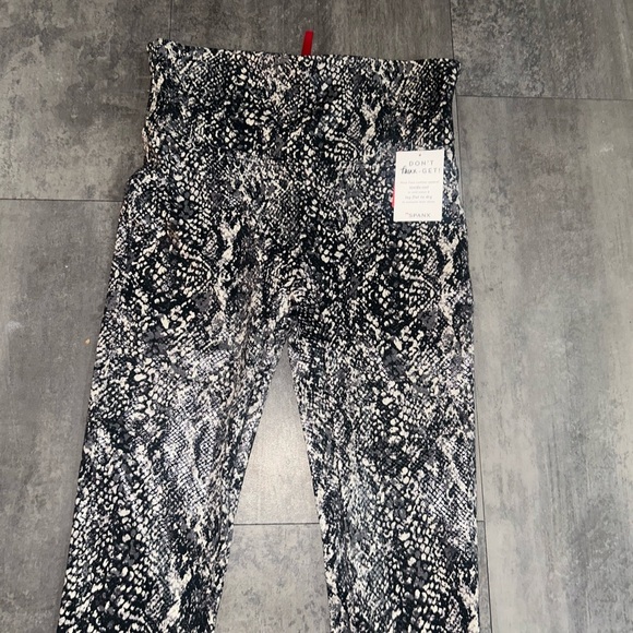 SPANX faux leather Snake print legging Size M - Picture 3 of 7
